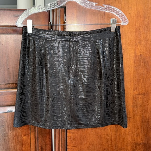 SHEIN Black Snakeskin Silky Soft Mini Skirt - Picture 2 of 6